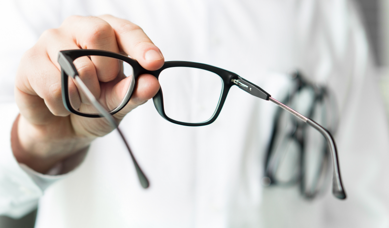 خرید عینک طبی با نسخه پزشک