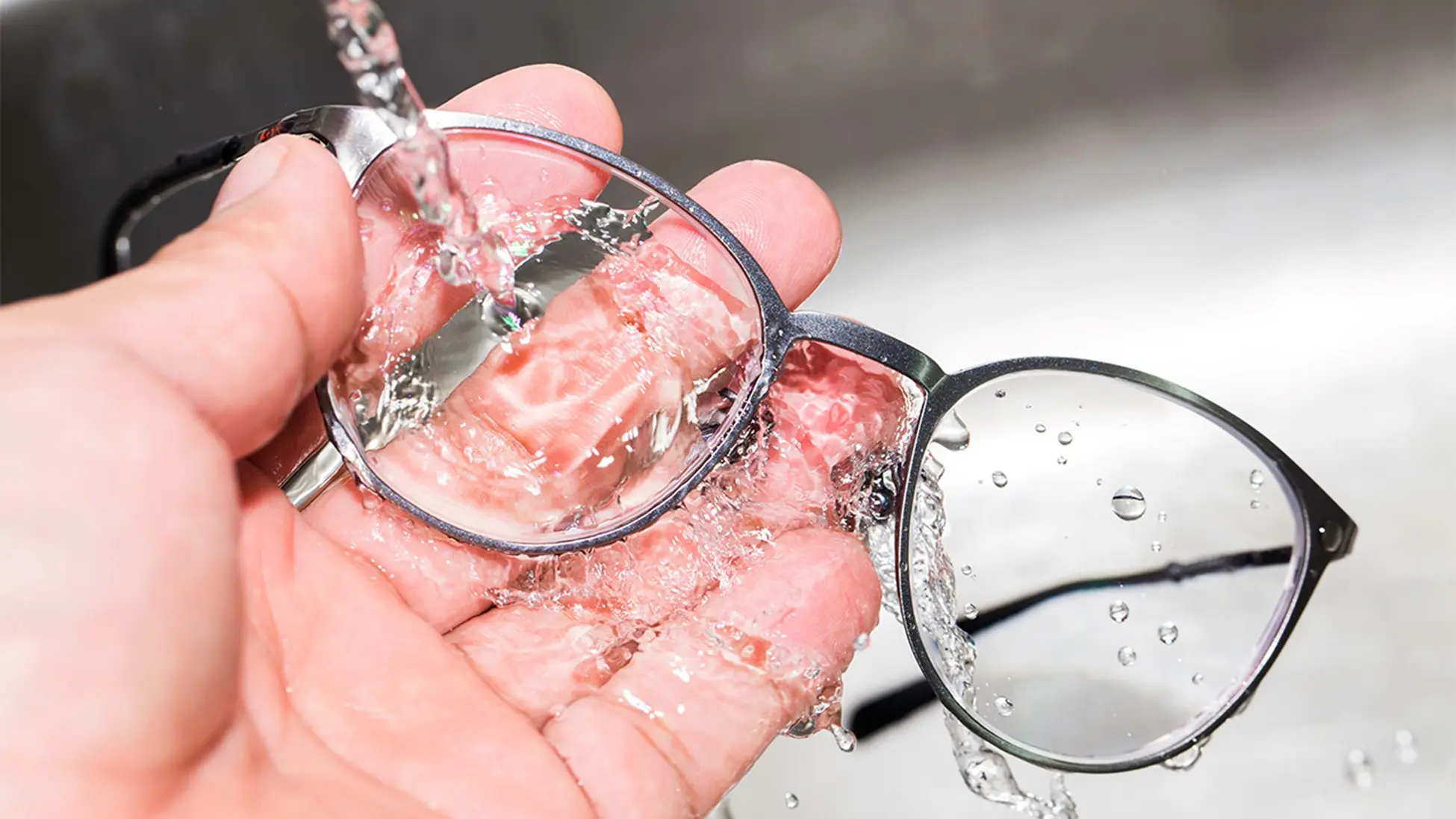 چگونه عینک را با آب و مواد شوینده شست و شو دهیم؟
