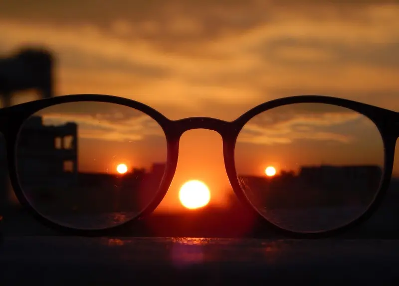 راهنمای انتخاب مناسب ترین عینک مطالعه - دکترعینک