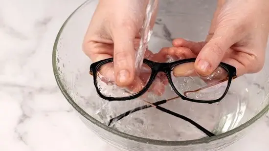 آموزش تمیز کردن عینک