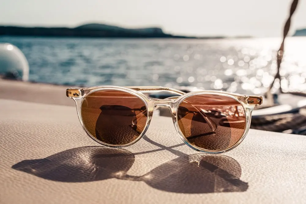 عینک طبی آفتابی: چیز هایی که قبل از خرید باید بدانید - دکترعینک