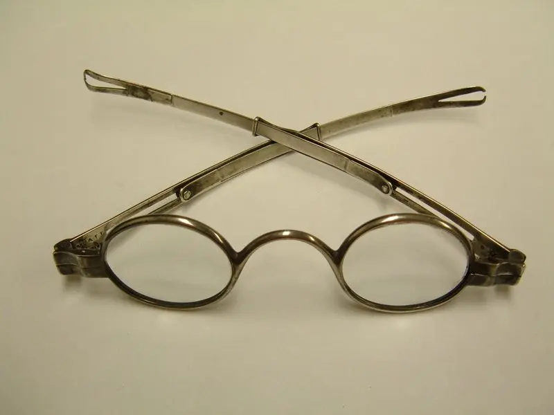 تاریخچه عینک طبی از قرن ۱۳ میلادی - دکترعینک